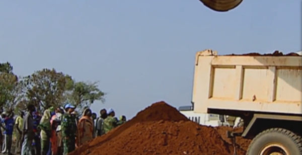 中國人幫非洲修路，頂著60度高溫趕工，當地人卻在樹下乘涼