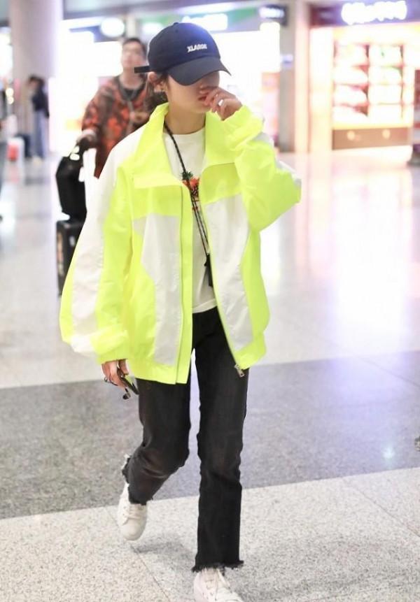 張子楓脫離孩子氣，穿亮片羽絨服拼接絲絨，背小挎包挺有輕熟氣質