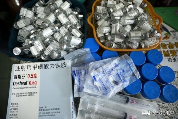 “爸爸休息會兒，我守檔口”他停下顫抖雙手抱著患病兒子眼眶溼了