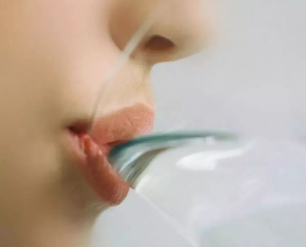 喝水時，一半熱水兌一半冷水，對身體有危害嗎？儘量早了解