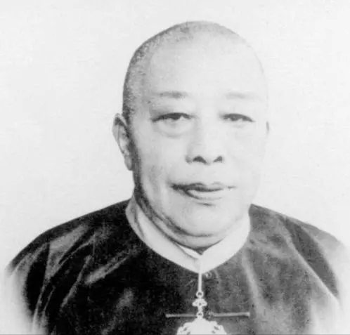 上海灘大佬為情人出氣，一個巴掌扇出一架飛機，蔣介石：再打試試