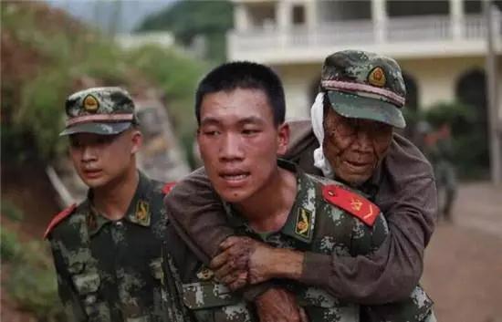 中國軍隊救災怎麼不佩戴武器，外國網友的問題我們應該怎麼回答？