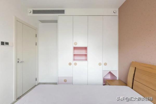 進門就被她家的裝修吸引,乾淨大氣溫暖,電視牆和陽臺很值得參考 進門就被她家的裝修吸引,乾淨大氣溫暖,電視牆和陽臺很值得參考