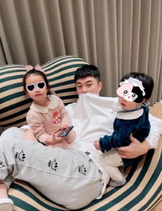 陳赫張子萱帶女兒玩旋轉木馬,安安正臉曝光,扎雙馬尾靈動可人 陳赫張子萱帶女兒玩旋轉木馬,安安正臉曝光,扎雙馬尾靈動可人