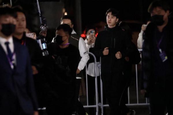 熱搜啦 王一博夜跑