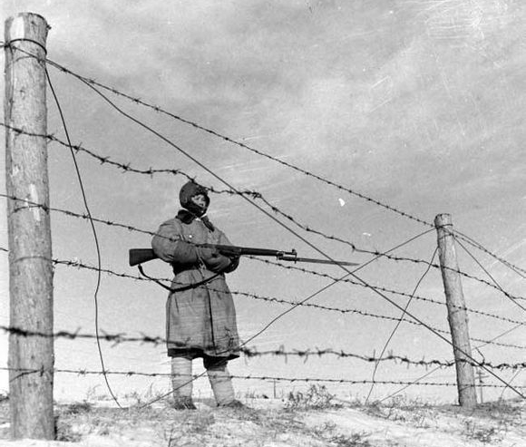 一名國軍闖入解放區，對我軍戰士說：快向首長報告，我是代號902