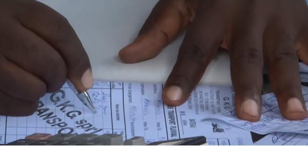 非洲玩命貨船,在剛果河上載2000人,隨時都要翻船 非洲玩命貨船,在剛果河上載2000人,隨時都要翻船