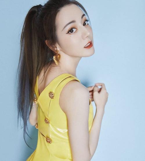 黃色系的迪麗熱巴