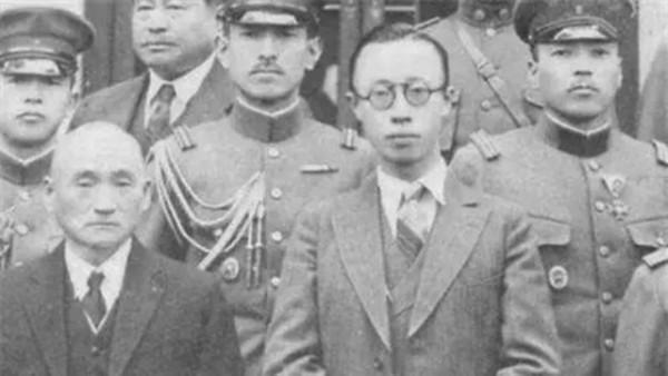 中國最後一位御醫鸚烈鵬,服侍溥儀10年,105歲堅持為百姓看病 中國最後一位御醫鸚烈鵬,服侍溥儀10年,105歲堅持為百姓看病