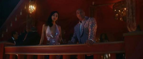 穿高衩裙光腳打架、徒手扒飛機，這部耗資超12億的大爽片，好過癮