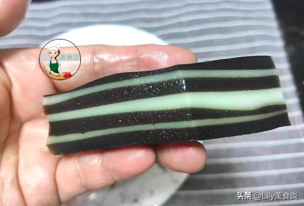 夏天，這蒸糕常做給家人吃，一拌一蒸，爽滑筋道香甜，營養不上火