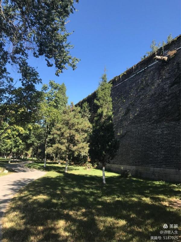 走在古城秋色裡