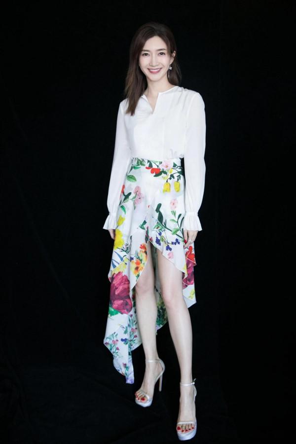 江疏影一襲白裙亮相金雞獎，盡顯牛奶肌好身材，白到發光