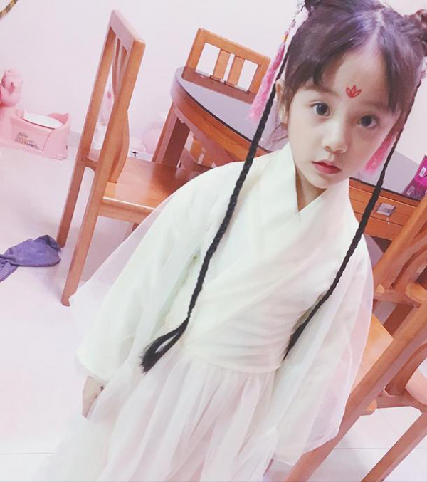 《三生三世十里桃花》開播五週年，“小應離”長大撞臉歐陽娜娜？