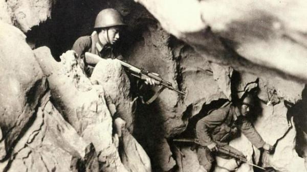 一人殲滅黑玫瑰女特工15人,被授予戰鬥英雄,後任首都警衛師連長 一人殲滅黑玫瑰女特工15人,被授予戰鬥英雄,後任首都警衛師連長