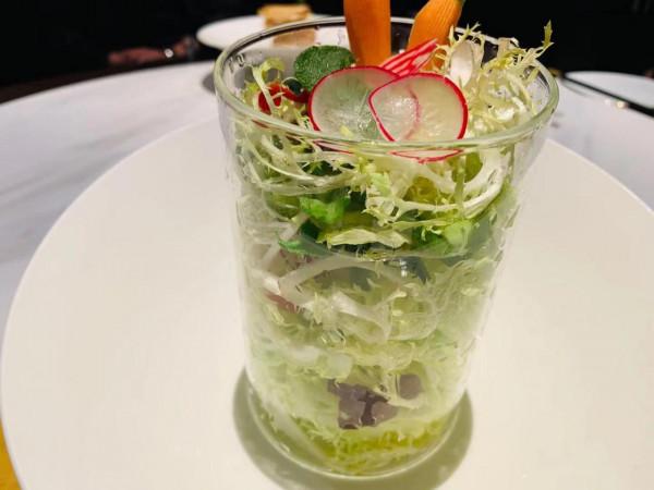 國慶節，4個人酒店聚餐，9道菜花費700元，朋友說：這菜值這個價