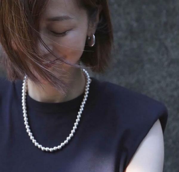 這才是“黑白配”的穿搭精髓！52歲的富岡佳子，贏得體面優雅