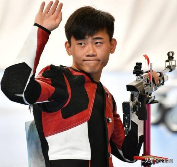 0.1環優勢險勝！奧運冠軍奪步槍三姿金牌，東道主槍神超世界紀錄