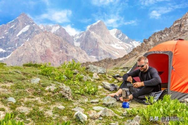 酒精爐、瓦斯爐、固體燃料爐、柴火爐，4種經典超輕揹包爐灶對比