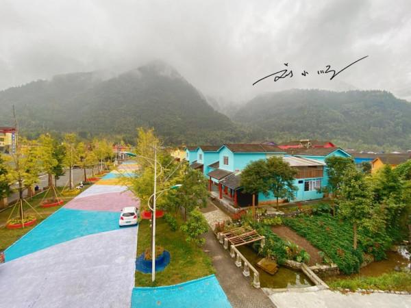 四川綿竹有一座童話小鎮，群山環繞，五彩斑斕，已成網紅打卡點