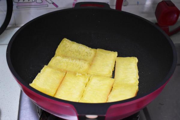 兩人的早餐，有粥有糕點還有它們，好吃又營養，在家吃早餐最溫馨