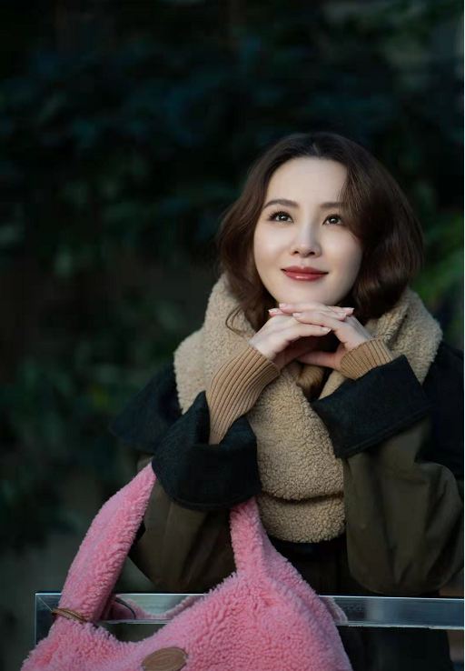 劉詩詩氣質真絕了!拎可愛毛絨包包都有貴婦感,光腿穿皮裙不怕凍 劉詩詩氣質真絕了!拎可愛毛絨包包都有貴婦感,光腿穿皮裙不怕凍