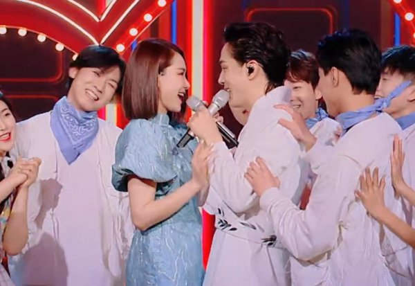 6臺春晚群芳爭豔：唐嫣劉海翻車，張雨綺鑽飾搶鏡，AB像大頭娃娃