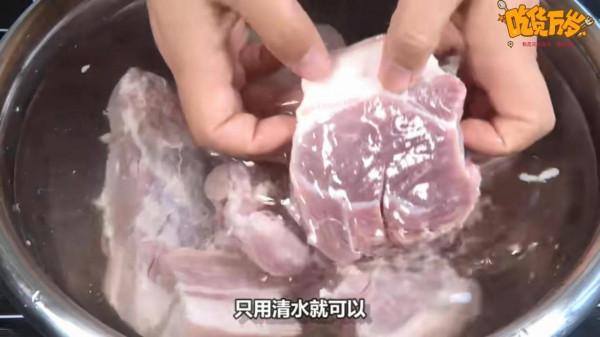 解凍肉切記不要直接用水泡,肉店老闆教我一招,吃起來跟鮮肉一樣 解凍肉切記不要直接用水泡,肉店老闆教我一招,吃起來跟鮮肉一樣