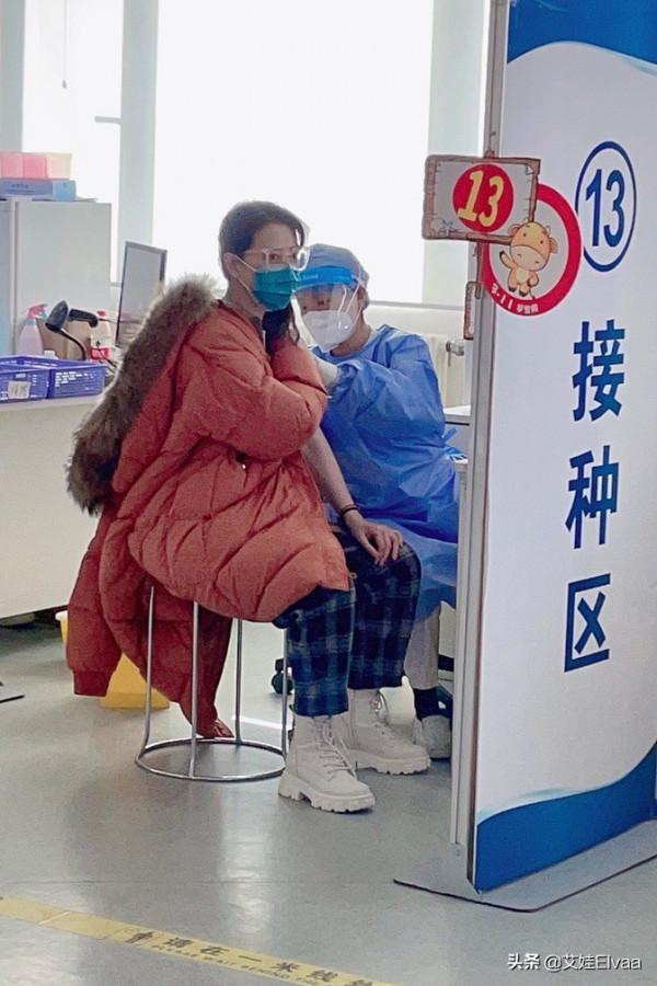 周海媚新發型似“整容”,穿羽絨服淡定打針,出門扎馬尾回頭率高 周海媚新發型似“整容”,穿羽絨服淡定打針,出門扎馬尾回頭率高