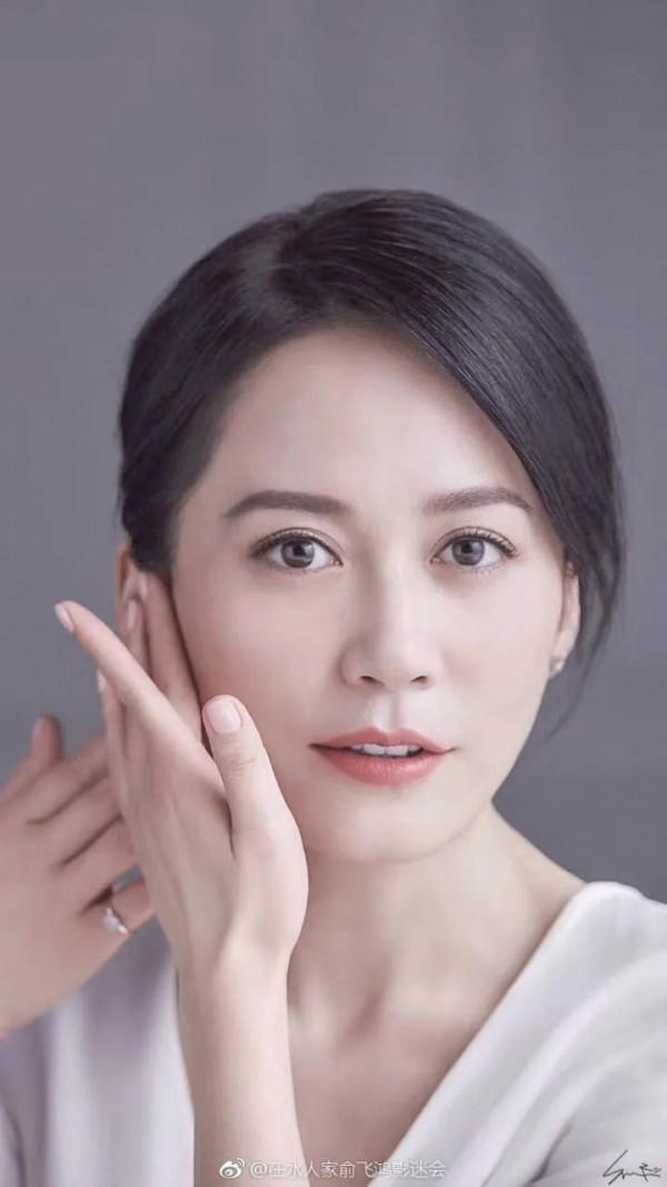 俞飛鴻身輕如燕，踏雪無痕，欣賞雪景太美了