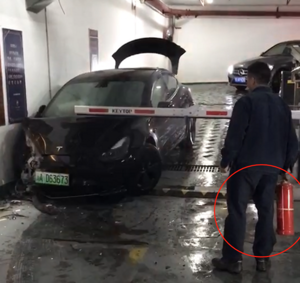 提車不到1個月！福建一特斯拉Model 3地庫撞牆：系代駕操作失誤