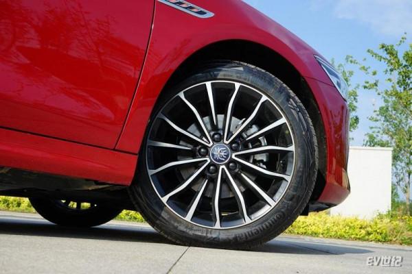 試駕比亞迪秦PLUS EV 一臺有顏/有料/有續航的小號漢EV