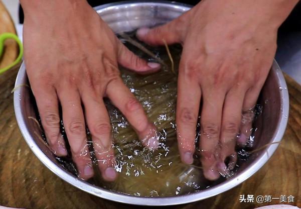 吃不夠的豬肉白菜燉粉條,試試廚師長這個做法,肉片鮮嫩入味 吃不夠的豬肉白菜燉粉條,試試廚師長這個做法,肉片鮮嫩入味