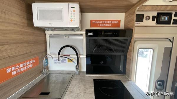 5.2T動力+24V電系統，配置超豪華，實拍國產五十鈴700P輕卡房車