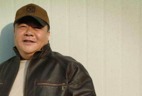 曾一次性喝27扎啤酒，因“翻譯官”一角走紅，劉金山如今怎麼樣了