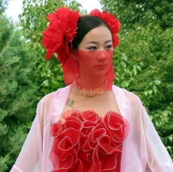 鳥窩、縫紉機、鋼絲球，女明星奇奇怪怪的髮型，笑得捂不住嘴