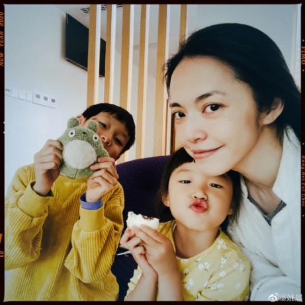 姚晨女兒扮自己最喜愛的小動物，扮成了一隻暴龍