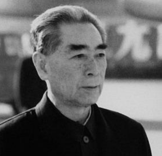 周恩來國宴上請外賓吃飯，服務員遞上毛巾後總理大火：豈有此理