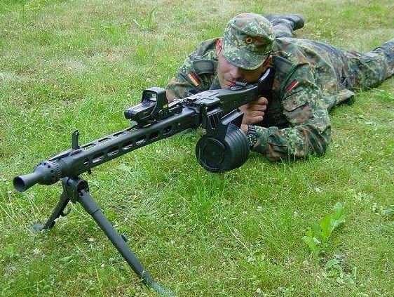 在二戰中被稱為“火力工廠”的殺人機器,MG42當時是流水線式生產 在二戰中被稱為“火力工廠”的殺人機器,MG42當時是流水線式生產