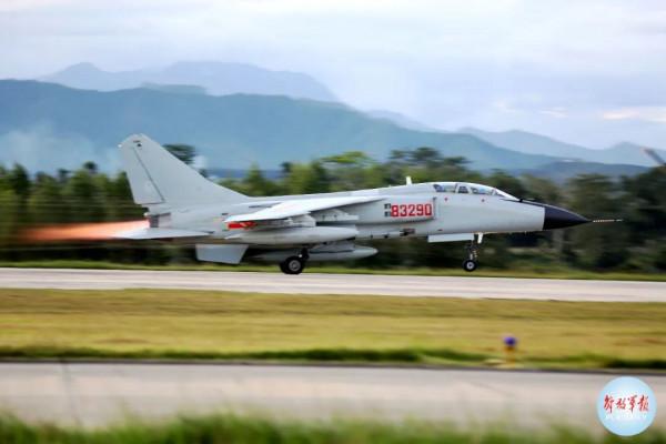 南部戰區海軍航空兵某旅跨晝夜飛行訓練