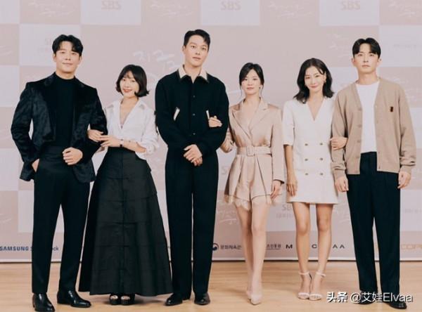 宋慧喬坐鎮新劇釋出會,穿蕾絲西裝裙笑真甜,前後交叉腿站姿搶鏡 宋慧喬坐鎮新劇釋出會,穿蕾絲西裝裙笑真甜,前後交叉腿站姿搶鏡