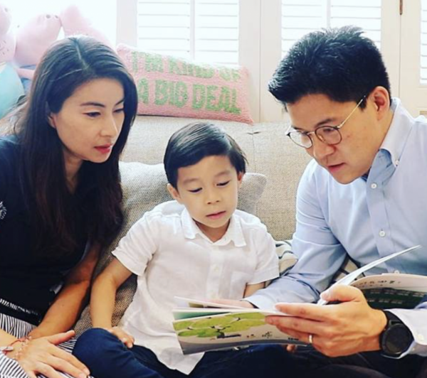 霍啟剛8歲兒子彈琴為祖國慶生,罕見露臉笑容天真,越發像霍英東 霍啟剛8歲兒子彈琴為祖國慶生,罕見露臉笑容天真,越發像霍英東