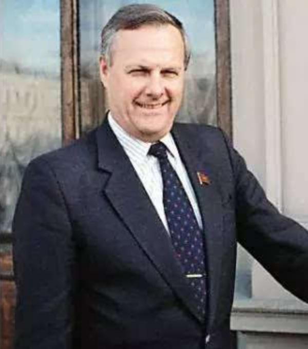 1997年，普京偷偷送葉利欽“死對頭”出國，曝光後，卻被委以重任