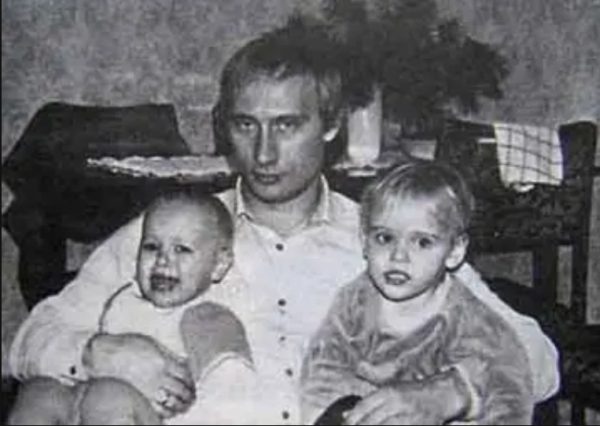 1985年蘇聯清洗克格勃，特工普京如何死裡逃生，跑到德國“度假”