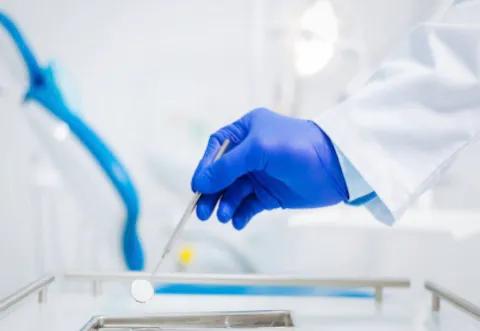 這種石頭價格不菲,卻人們被新增到香水裡面去 這種石頭價格不菲,卻人們被新增到香水裡面去