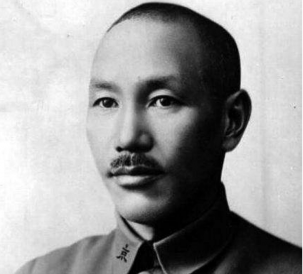 1955年授銜儀式，昆明軍區副司令員授中將，陳賡：我願送他一顆星