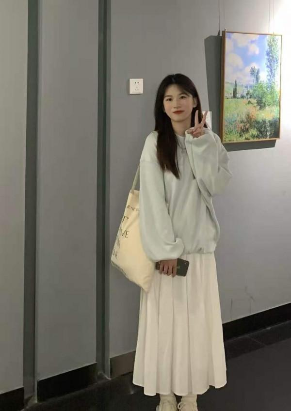 這才是普通人該有的秋季穿搭:衛衣+過膝裙,優雅時髦誰穿誰好看 這才是普通人該有的秋季穿搭:衛衣+過膝裙,優雅時髦誰穿誰好看
