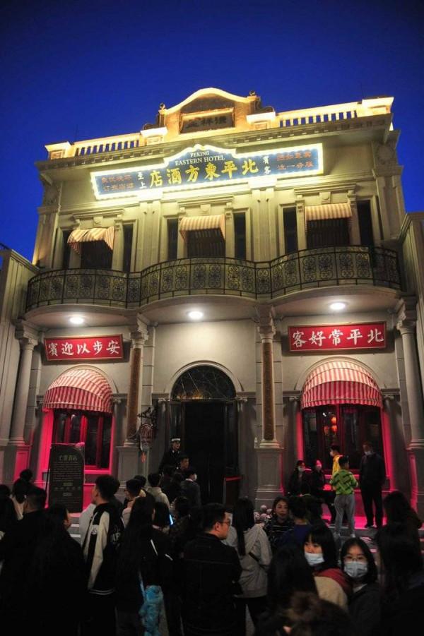 沉浸在小鎮裡，感受詭異的狂歡