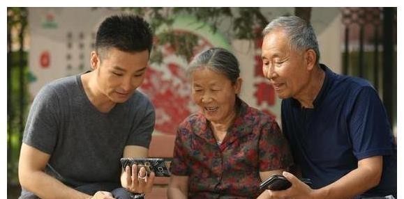 歌唱家劉和剛:農村小子娶世界小姐,父母與岳父母同屋簷安享晚年 歌唱家劉和剛:農村小子娶世界小姐,父母與岳父母同屋簷安享晚年