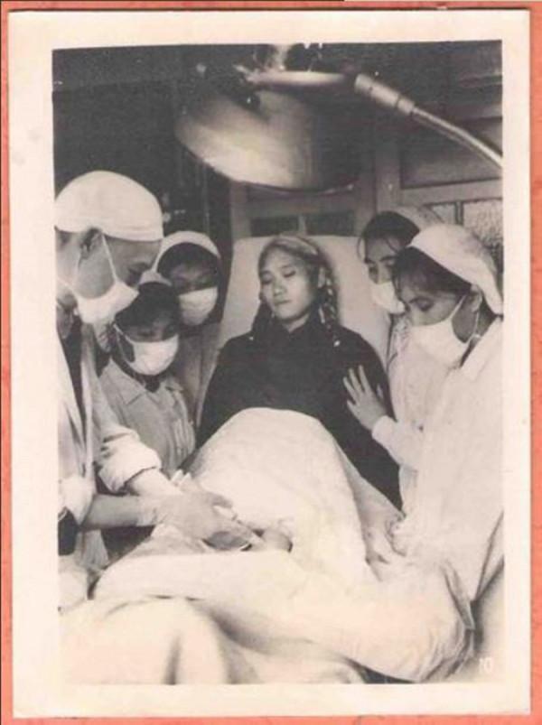 白毛女羅昌秀：躲進斷頭山17年，獲救後與丈夫攜手43年，80歲去世